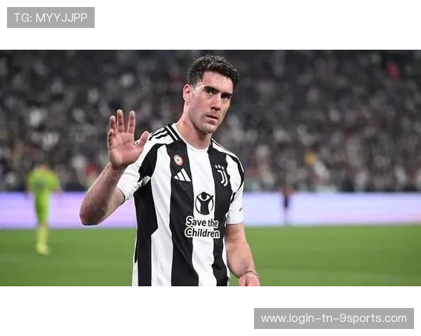 尤文弗拉霍维奇胸口停球后劲射直飞球网：力量与时机的艺术在草坪上绽放